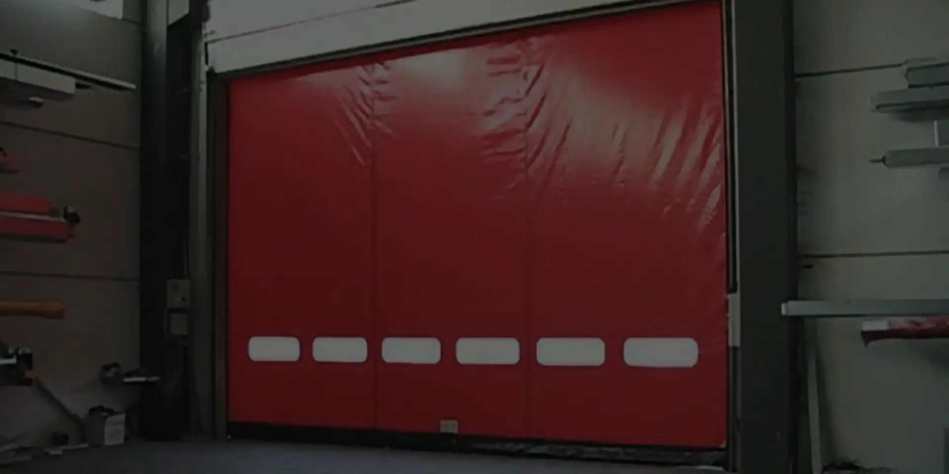 Puerta de lona rápida instalada en industria alimenticia